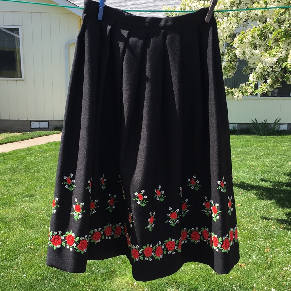 Vintage skirt black with roses